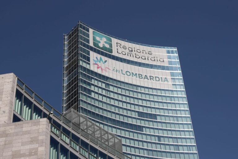 Disabilità, belvedere Palazzo Lombardia in viola per #wethe15
