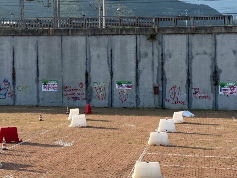 Toti “Hub vaccinale di Taggia imbrattato dai no-vax”