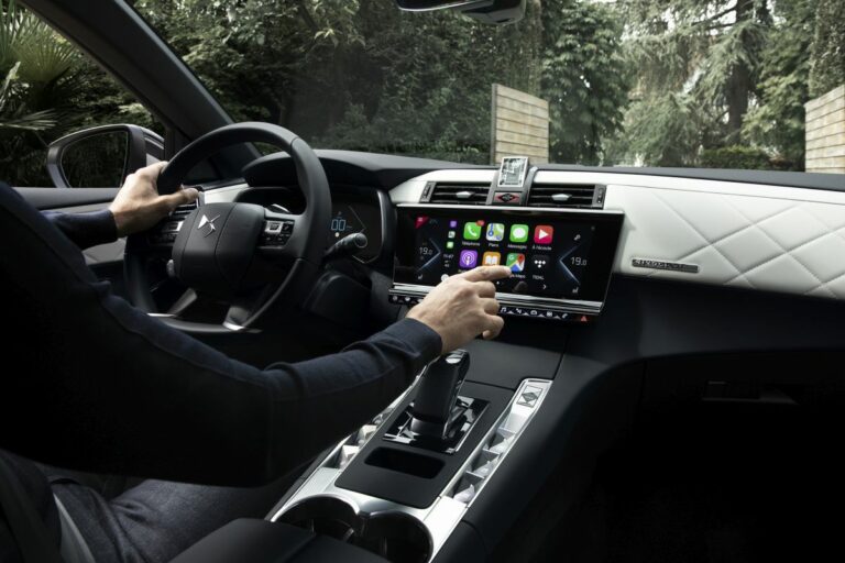DS 7 Crossback E-Tense 4×4, controllo totale con quadro strumenti
