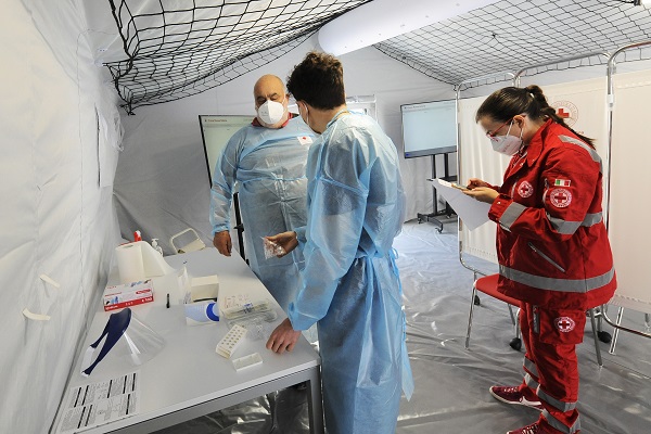 7.224 casi di Covid e 49 decessi, tasso positività 3.3%
