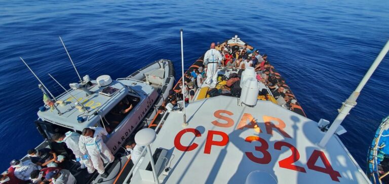Sbarchi senza sosta a Lampedusa, al via trasferimento migranti