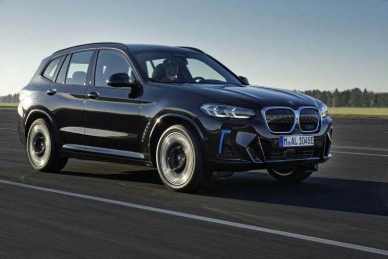 Aggiornamenti per la Bmw iX3, debutto al Salone di Monaco