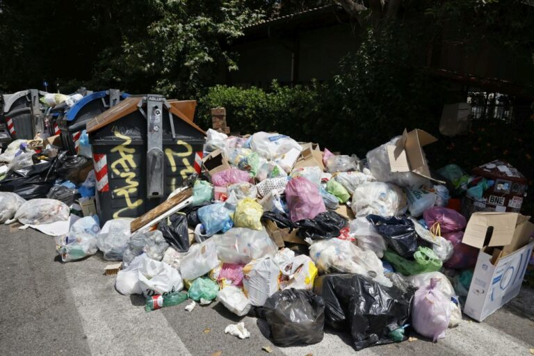 Rifiuti, Napoli in aiuto di Roma con 150 tonnellate al giorno