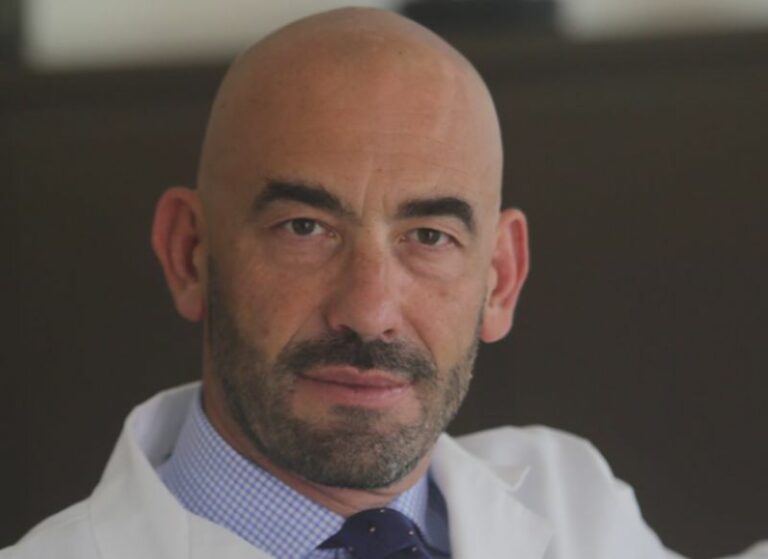 Bassetti “Aggredito da un No Vax sotto casa, lo Stato intervenga”