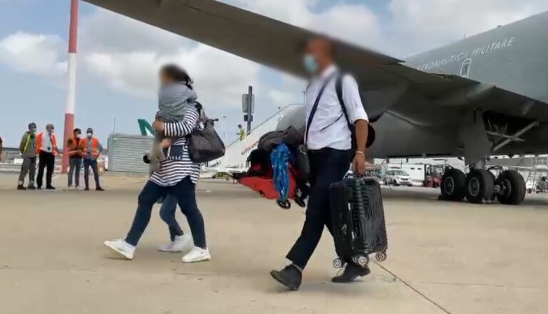 Tornati da Kabul i diplomatici italiani. Guerini “Prosegue rientro collaboratori afghani”