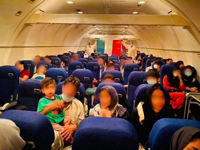 Afghanistan, a Fiumicino altri 211 evacuati da Kabul