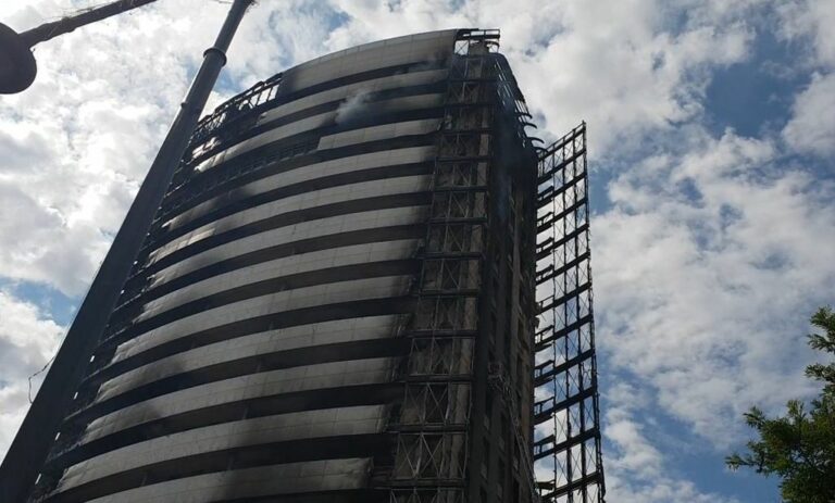 Incendio in un grattacielo a Milano, fiamme domate, nessuna vittima
