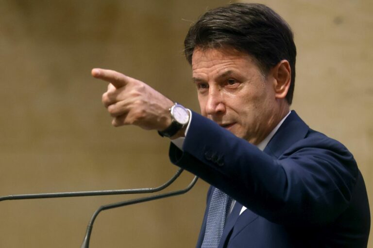 M5S, Conte eletto presidente “Ora girerò tutta l’Italia”