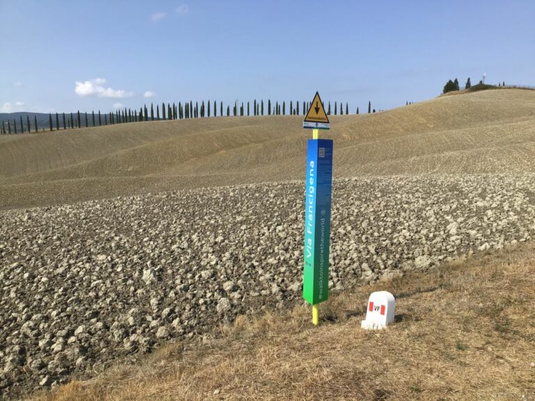 Snam, le paline indicano la via Francigena
