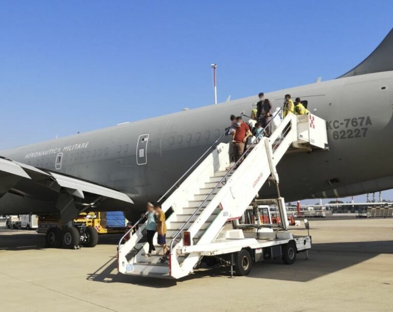 Al via il ponte aereo dall’Afghanistan, atterrato il primo volo