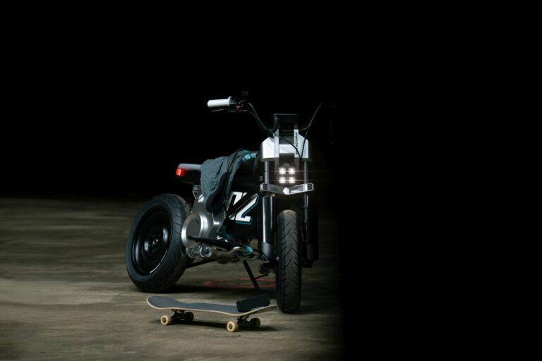 BMW Concept CE 02 rivoluziona mobilità urbana elettrica su 2 ruote