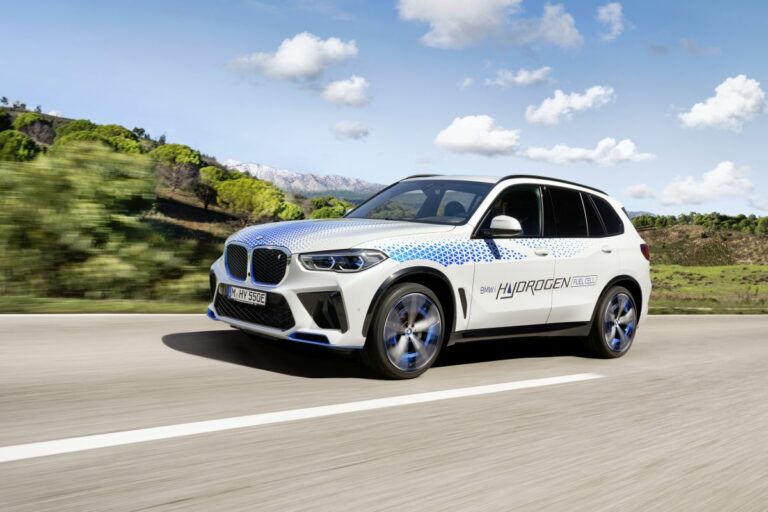 Una BMW iX5 Hydrogen in azione per la prima volta all’IAA Mobility