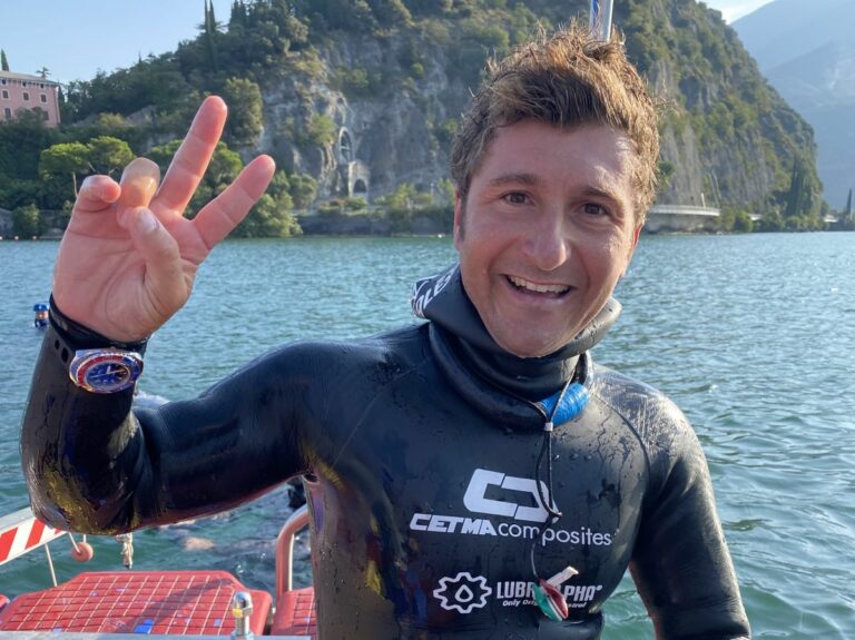 Ferri firma record del mondo apnea assetto costante con pinne in lago