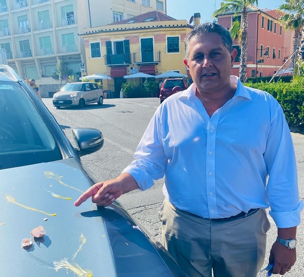 Liguria, no-vax lanciano uova contro auto presidente Toti