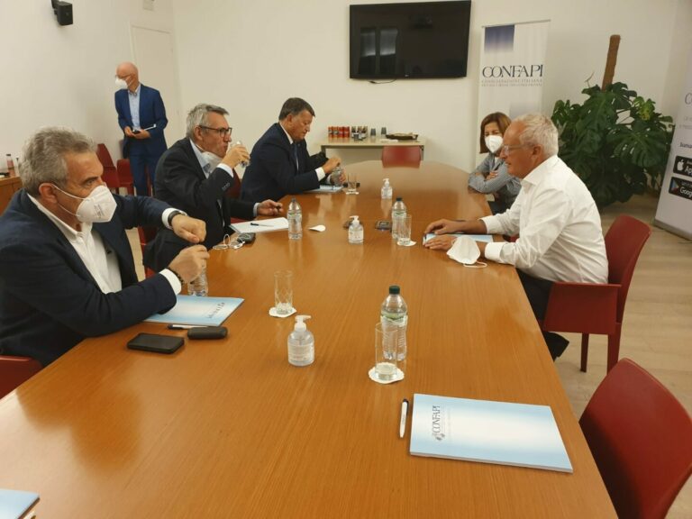 Confapi “Il Governo decida presto per l’obbligo vaccinale”