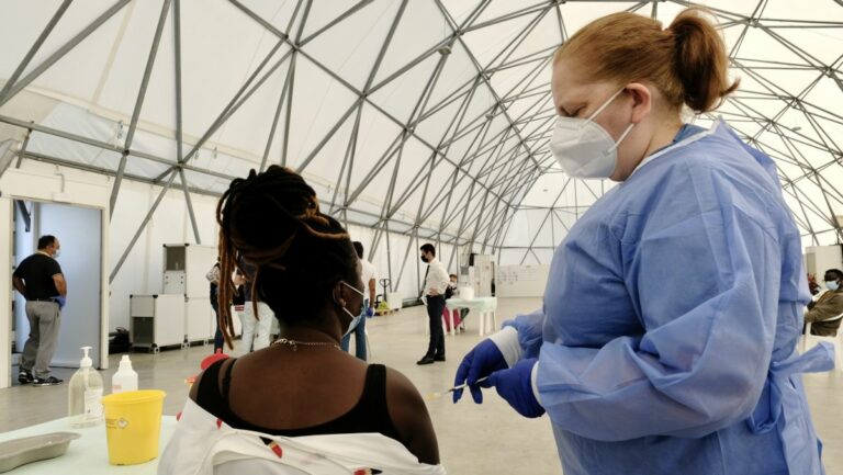 Covid. Al via vaccinazioni in Centro Accoglienza migranti di Bari