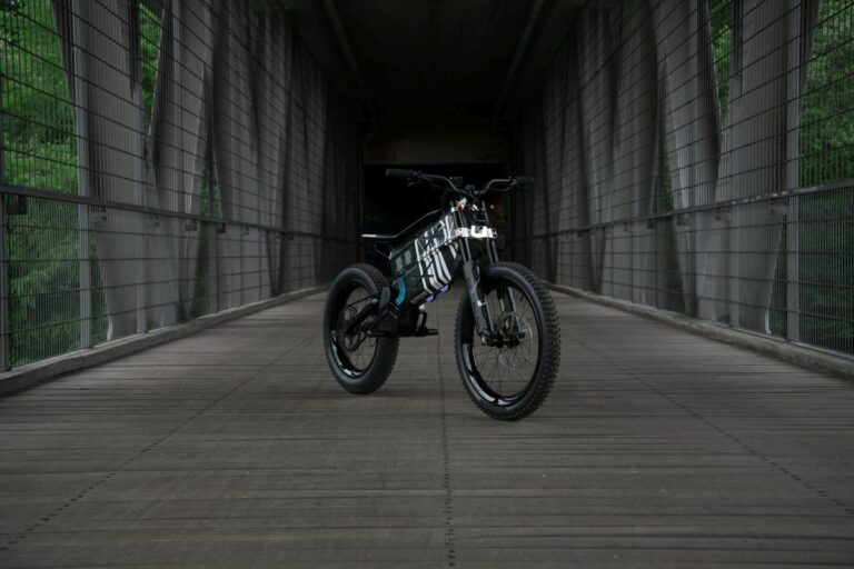 Bmw Motorrad presenta Vision AMBY, un concept tra moto e bici