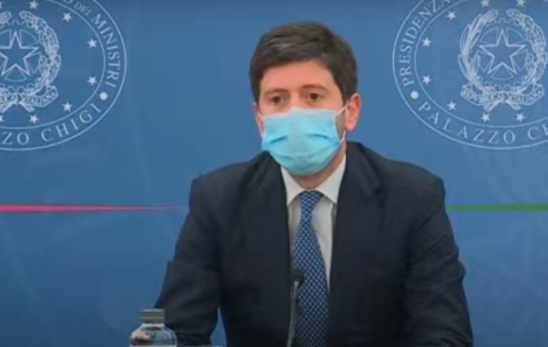 Vaccino, Speranza “Non abbiamo paura di disporre obbligo se necessario”