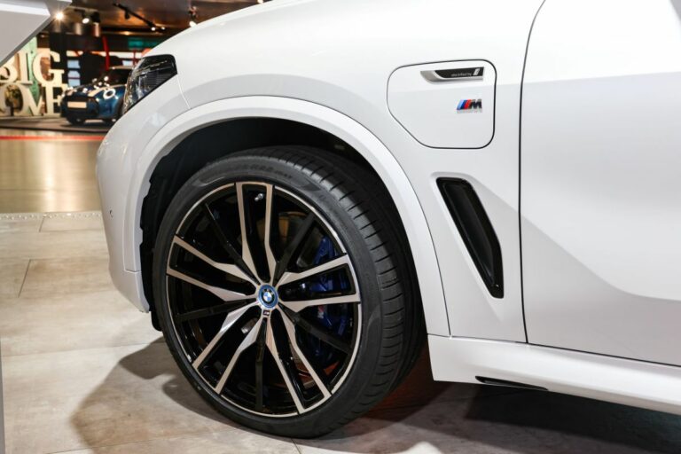 Un terzo delle auto elettriche al Salone di Monaco gommate da Pirelli