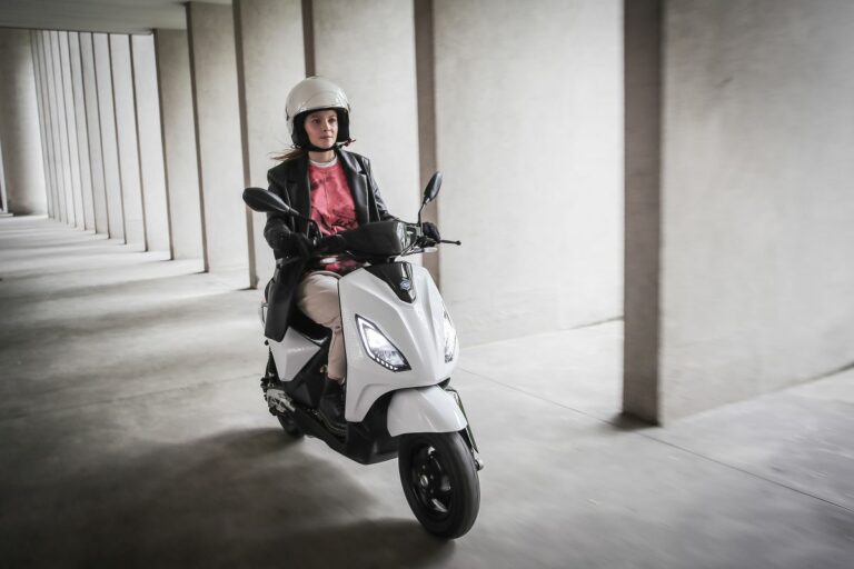 Piaggio 1, il nuovo e-scooter essenziale, facile e leggero