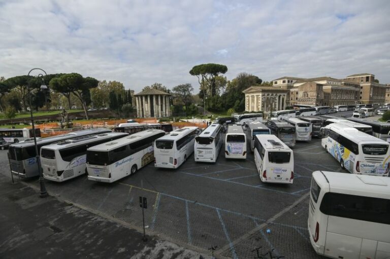 Bus turistici “Servono 50 milioni stanziati per pagare i leasing”