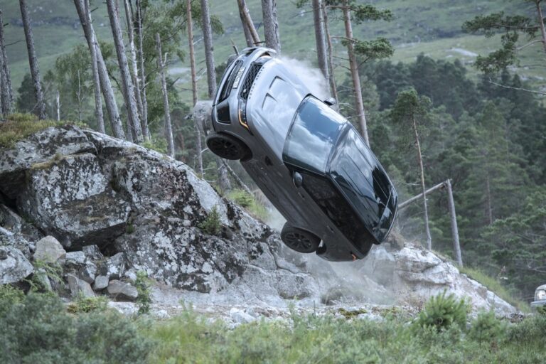 La Range Rover Sport SVR insegue 007 nel nuovo film di James Bond