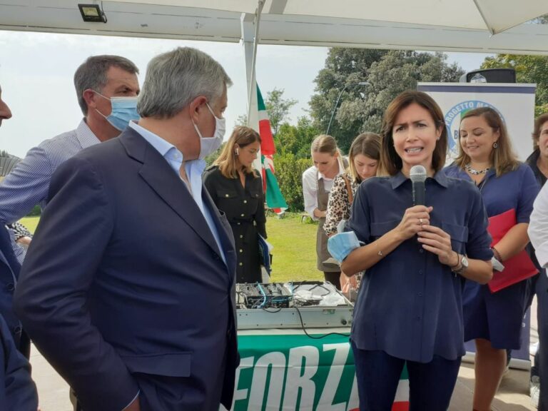 Amministrative Napoli, Tajani “Liste escluse? Partita è apertissima”