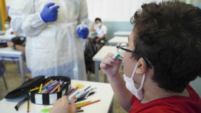 In Puglia al via i primi test salivari Covid nelle scuole