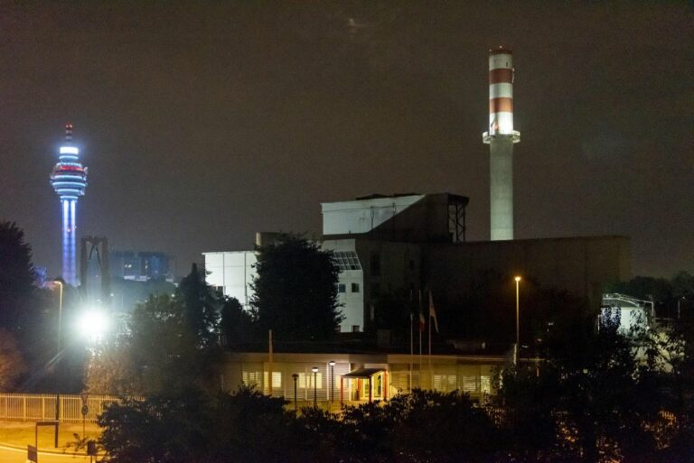 Demolito il camino inceneritore per la nuova biopiattaforma a Sesto