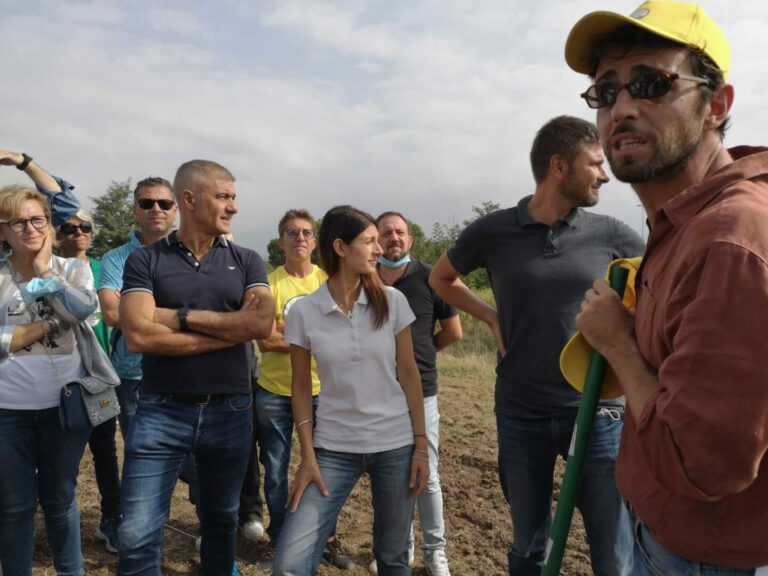 Di Battista sostiene “Roma ecologista”, Raggi pianta albero