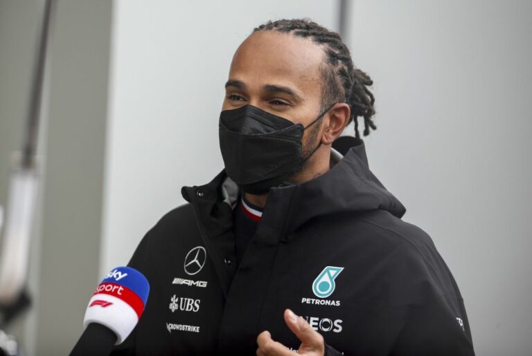 Hamilton fa 100 vittorie in Russia, dietro Verstappen e Sainz