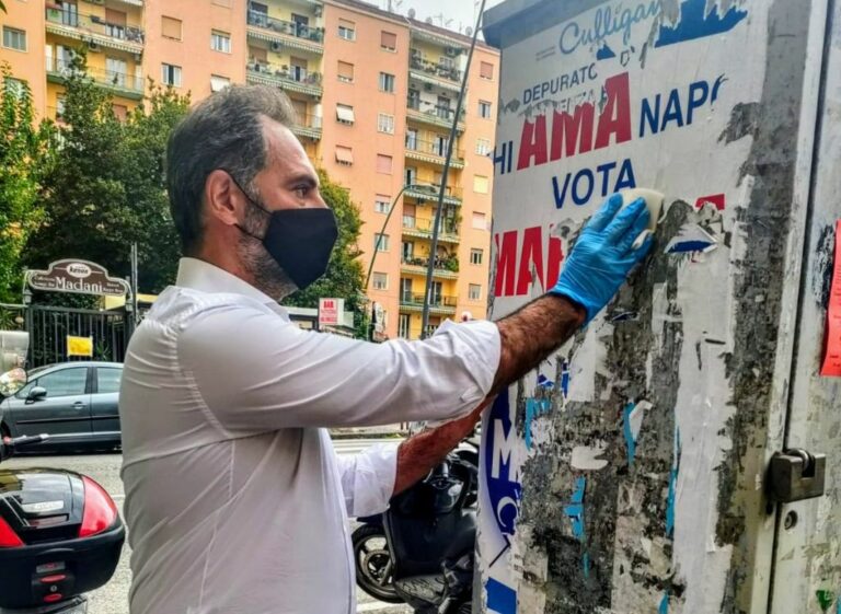 Amministrative Napoli, Maresca rimuove di persona i manifesti abusivi