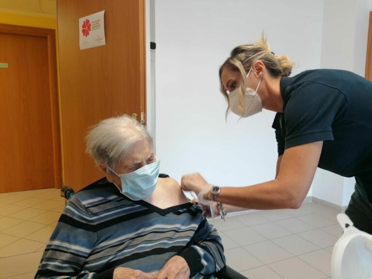 Ultracentenaria prima vaccinata a Rieti con terza dose