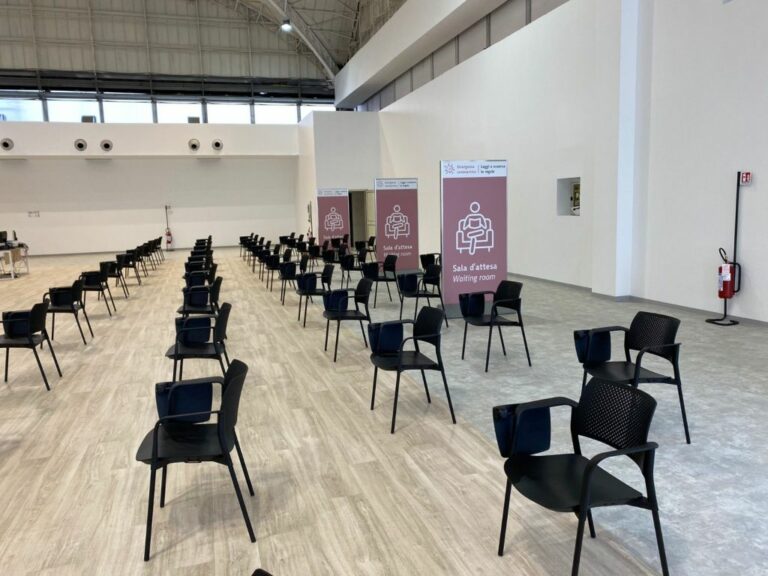 Uno sportello dedicato al green pass in ogni hub della Asl di Bari