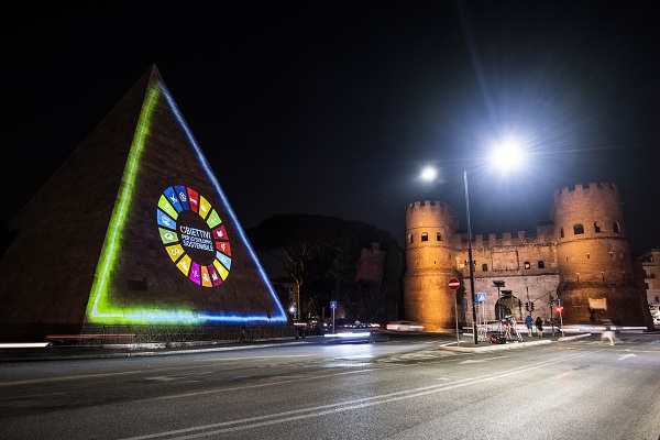 Roma, Acea illumina Piramide Cestia con i colori della sostenibilità