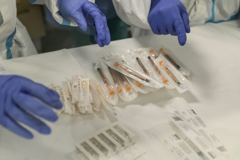 Liguria, Toti “Partite le prime somministrazioni di vaccino nelle Rsa”