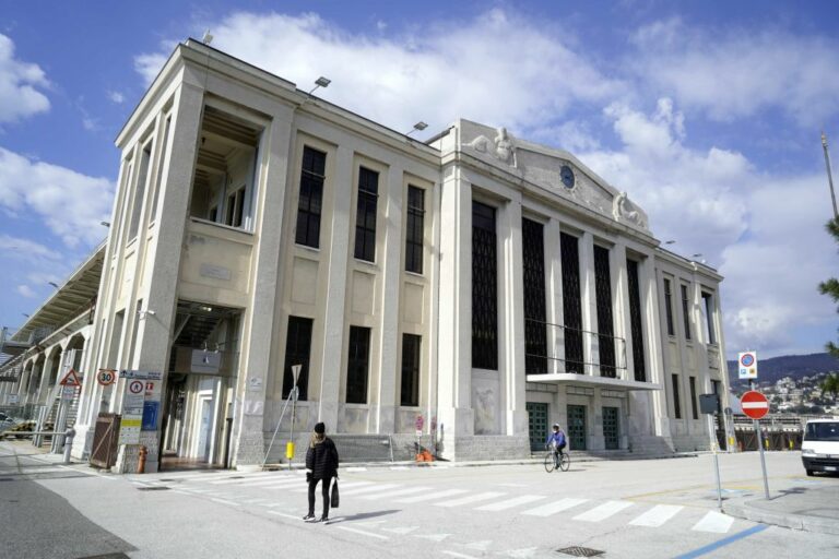 Sette feriti in una sparatoria in centro a Trieste, due sono gravi