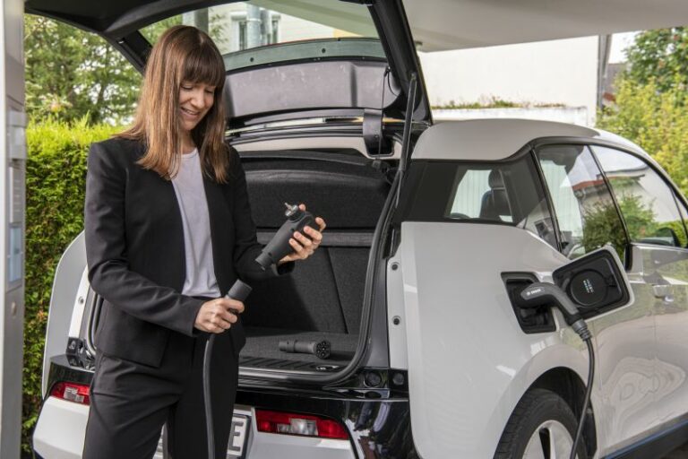 Bosch, cavo ricarica per auto elettriche con tecnologia integrata