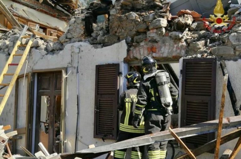 Esplode casa in Lunigiana, morto un anziano