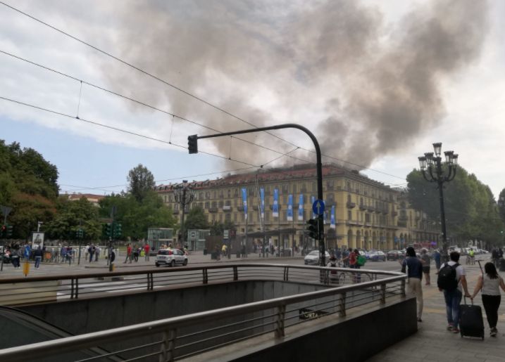 Incendio in centro a Torino, 5 feriti e un centinaio di sfollati