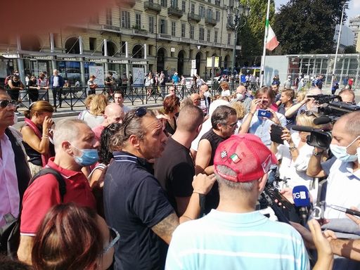No Vax, a Torino fermato manifestante che ha aggredito agente