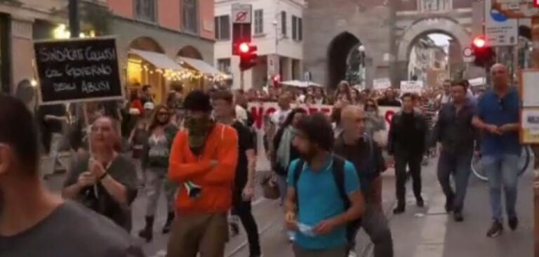 Tensione e scontri al corteo “No green pass” a Milano
