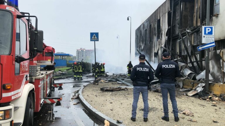 Aereo privato precipita a San Donato Milanese, otto morti