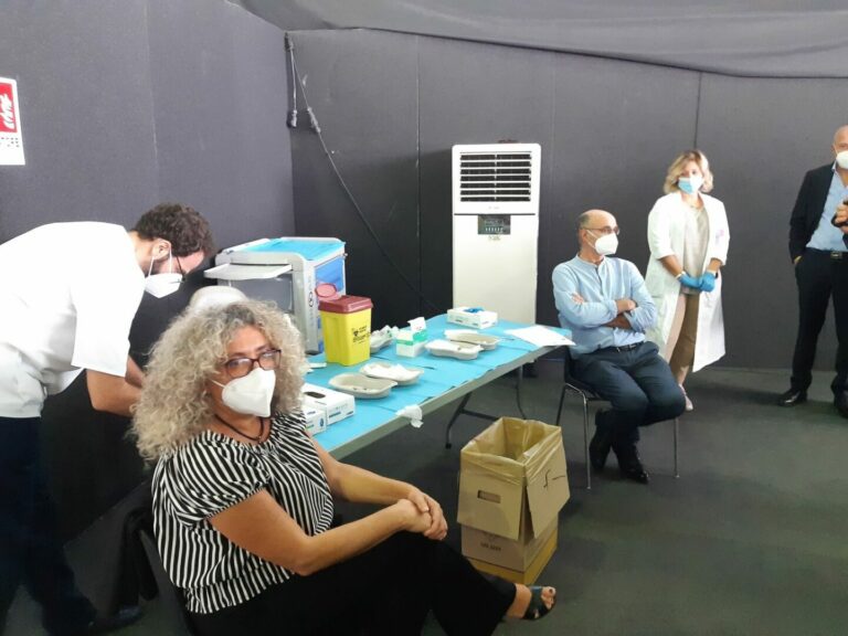 Vaccino, a Palermo le terze dosi per il personale sanitario