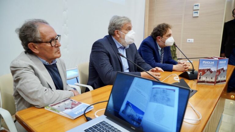 Puglia, Emiliano presenta la guida ai luoghi dell’antifascismo