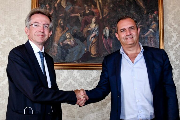 A Napoli passaggio di consegne, Manfredi subentra a De Magistris