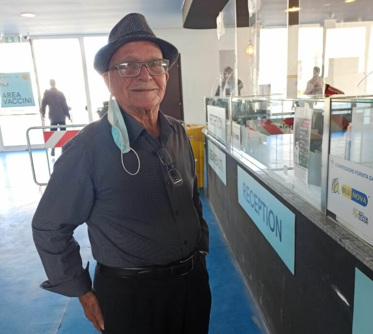 Vaccino, a 100 anni si presenta all’hub di Vittoria per la terza dose