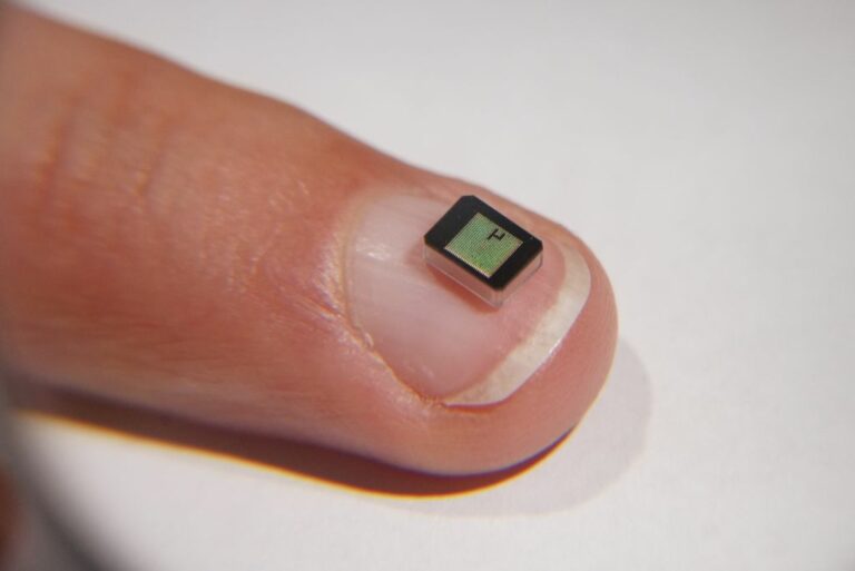 Al Gemelli impiantata retina bionica a non vedente, 1^ volta in Italia