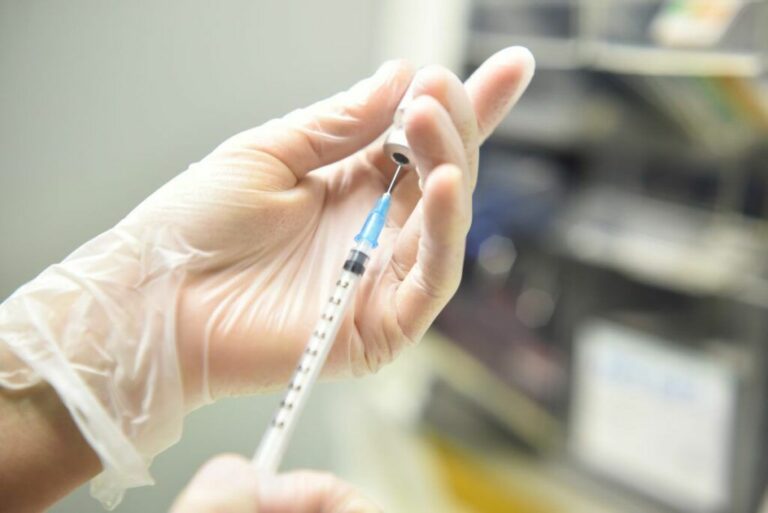 Vaccino, in due settimane il 13% dei sanitari ha ricevuto la terza dose
