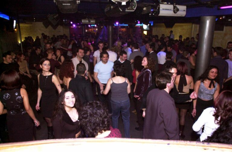 Siae “Surreale decisione Cts di riaprire discoteche al 35% capienza”